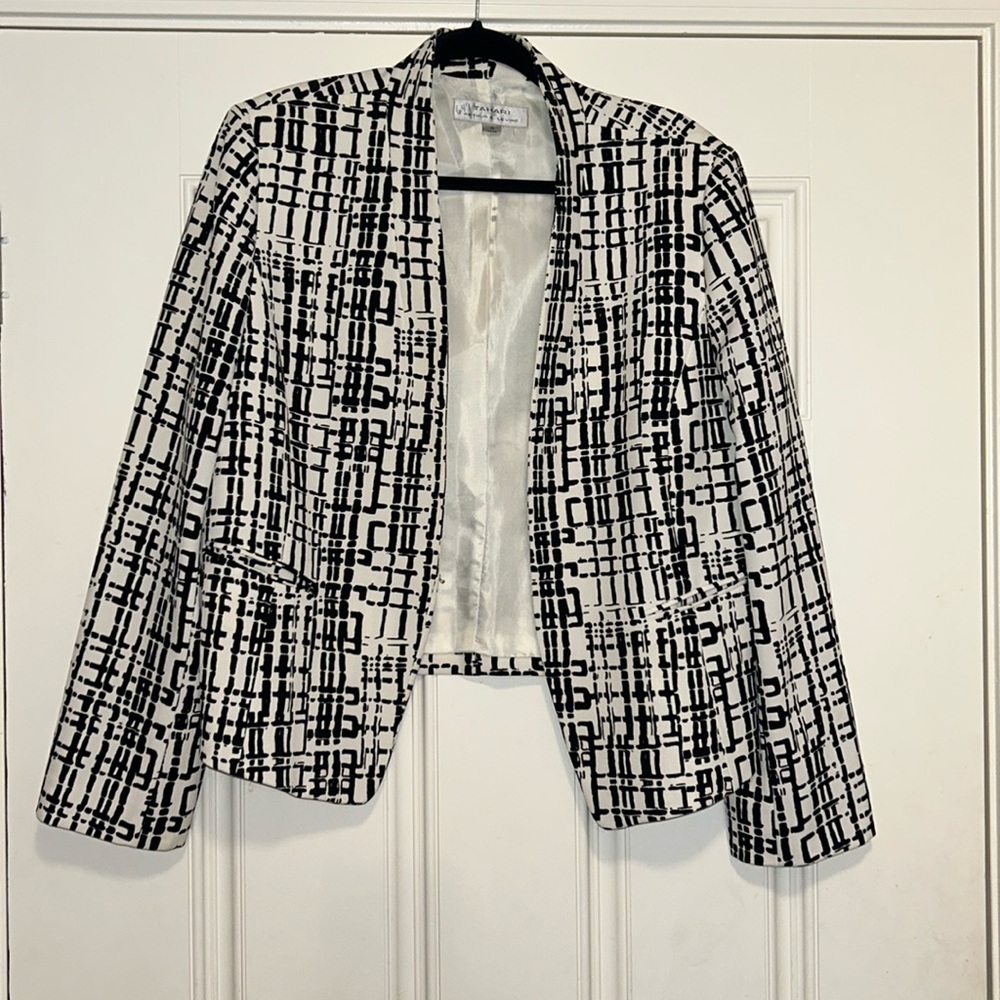 Tahari Blazer in black and white with pockets, this is for the fashion girlies!